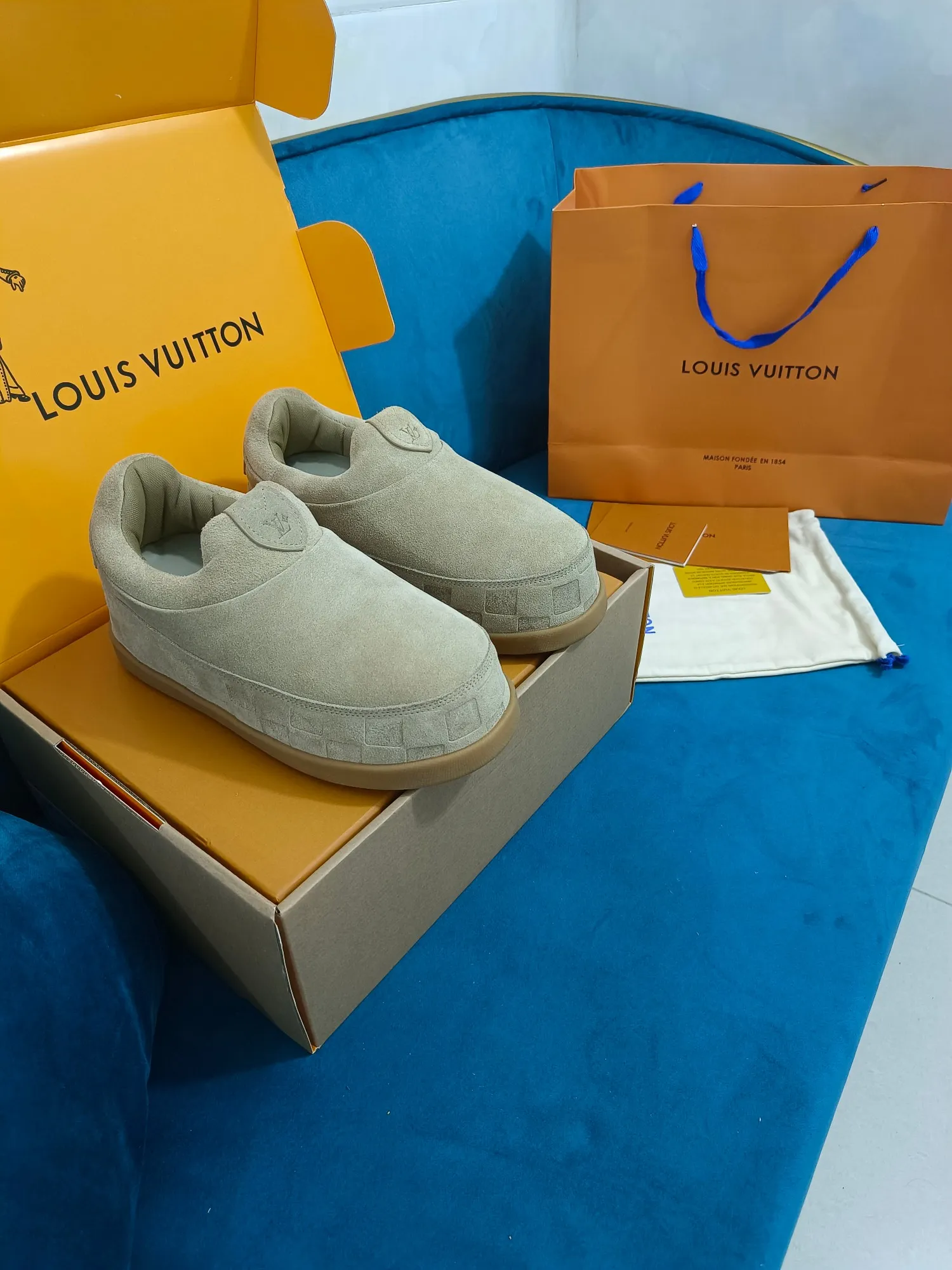 👟👟Ex-factory price 640👟👟 LV YETI slip-on shoes, based on suede cow leather, partially embossed with Nigo's reinterpretation of LV Damier pattern, cleverly echoing the Chinese tradition of taking off shoes when entering the house, and the "small feet" aesthetic is integrated into Chinese street genes. The palm-printed rubber outsole hides the LV letters and Monogram flowers. The exquisite craftsmanship made in Italy shows the brand's heritage in a comfortable slip-on style. The reservation mode adds a unique style, it is traditional and trendy, and it is suitable for couples aged 35-45.
